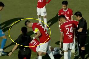Atak szału piłkarza. Szarpał arbiter i wyrywał sędziemu kartkę [WIDEO]