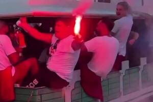 Na fecie zamiast busa... pociąg. Takiego świętowania awansu jeszcze nie było [WIDEO]