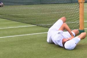 Szok na Wimbledonie. Trafił kumpla z debla piłką. Mecz trzeba było zakończyć